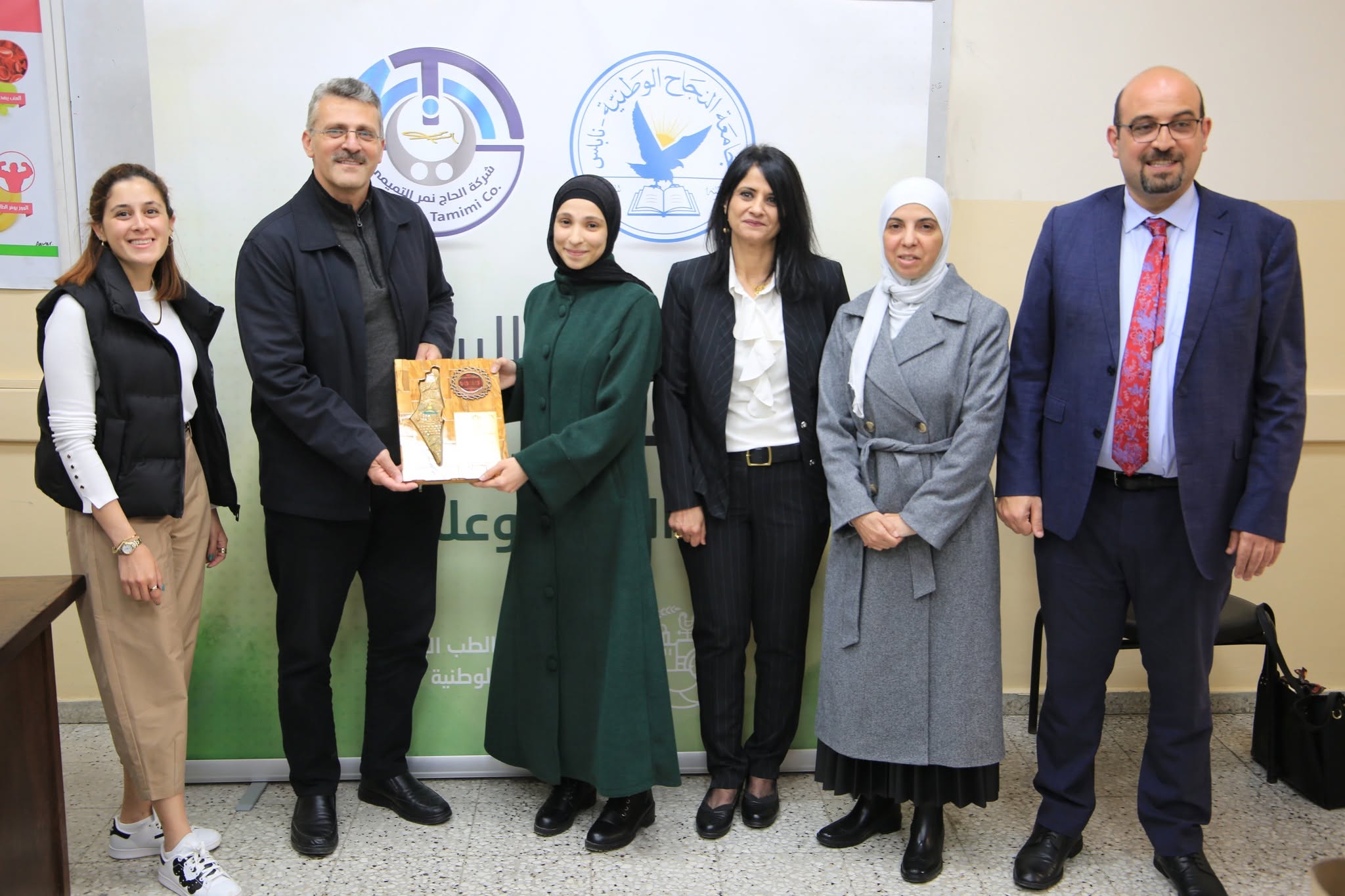 مجموعة شركات الحاج نمر التميمي تكرم الطالبة أبرار زكارنة لتفوقها الأكاديمي
