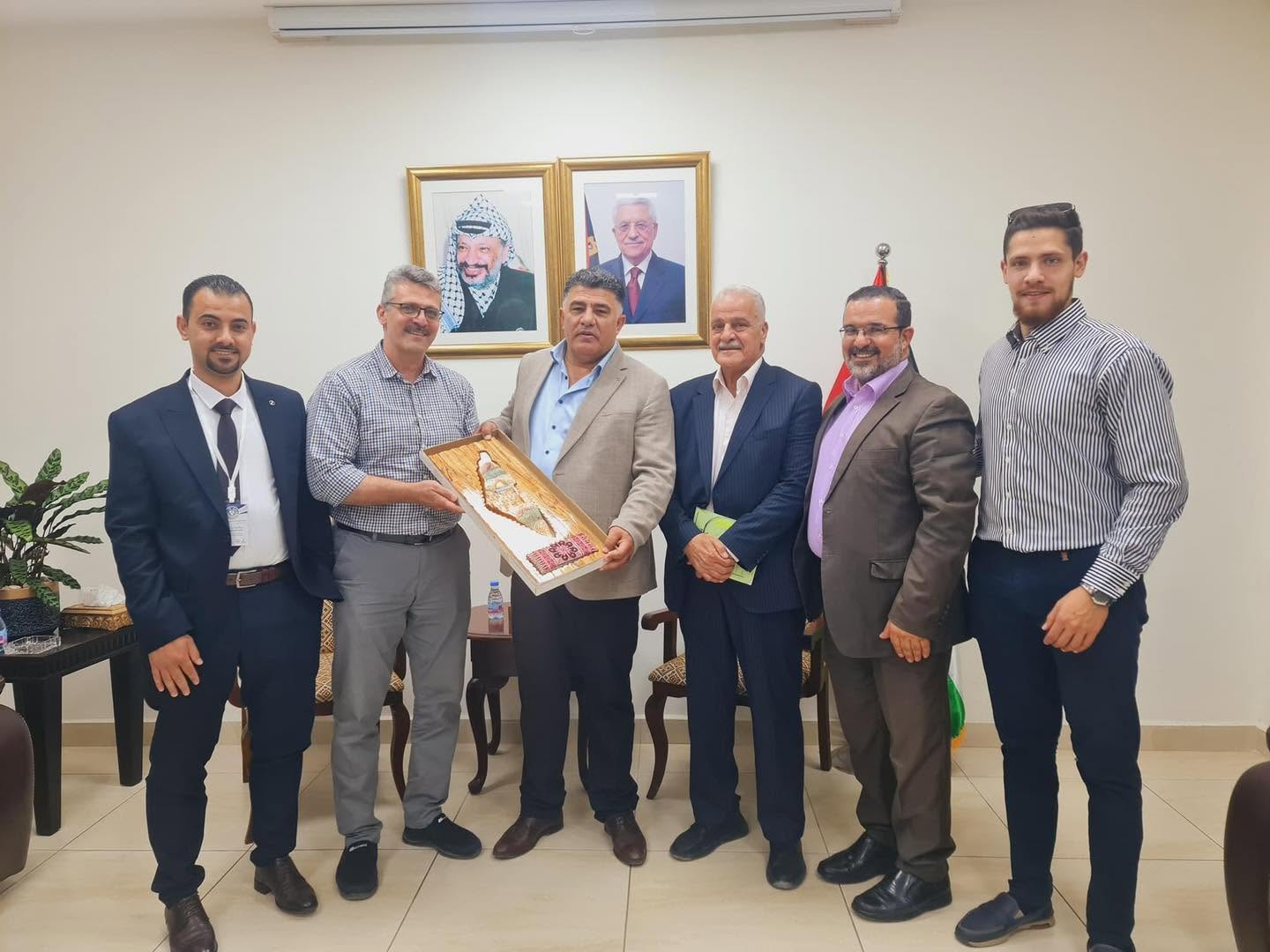 بحضور مدير عام المجموعة المهندس عزام التميمي .. وفد من مجموعة شركات الحاج نمر التميمي يزور محافظ نابلس