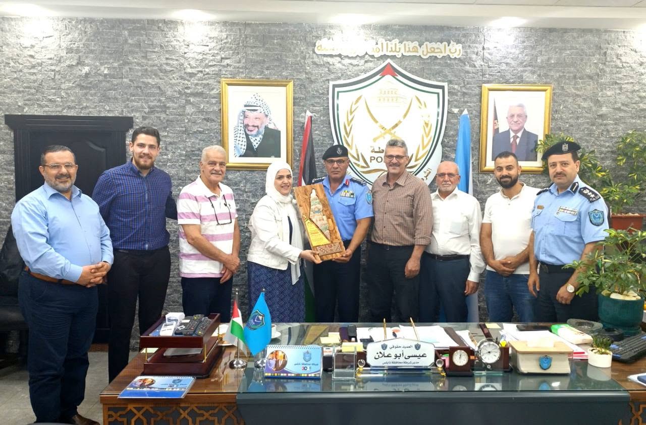 وفد من شركة الحاج نمر التميمي يشيد بجهود شرطة نابلس ويكرّم مديرها العميد عيسى أبو علان